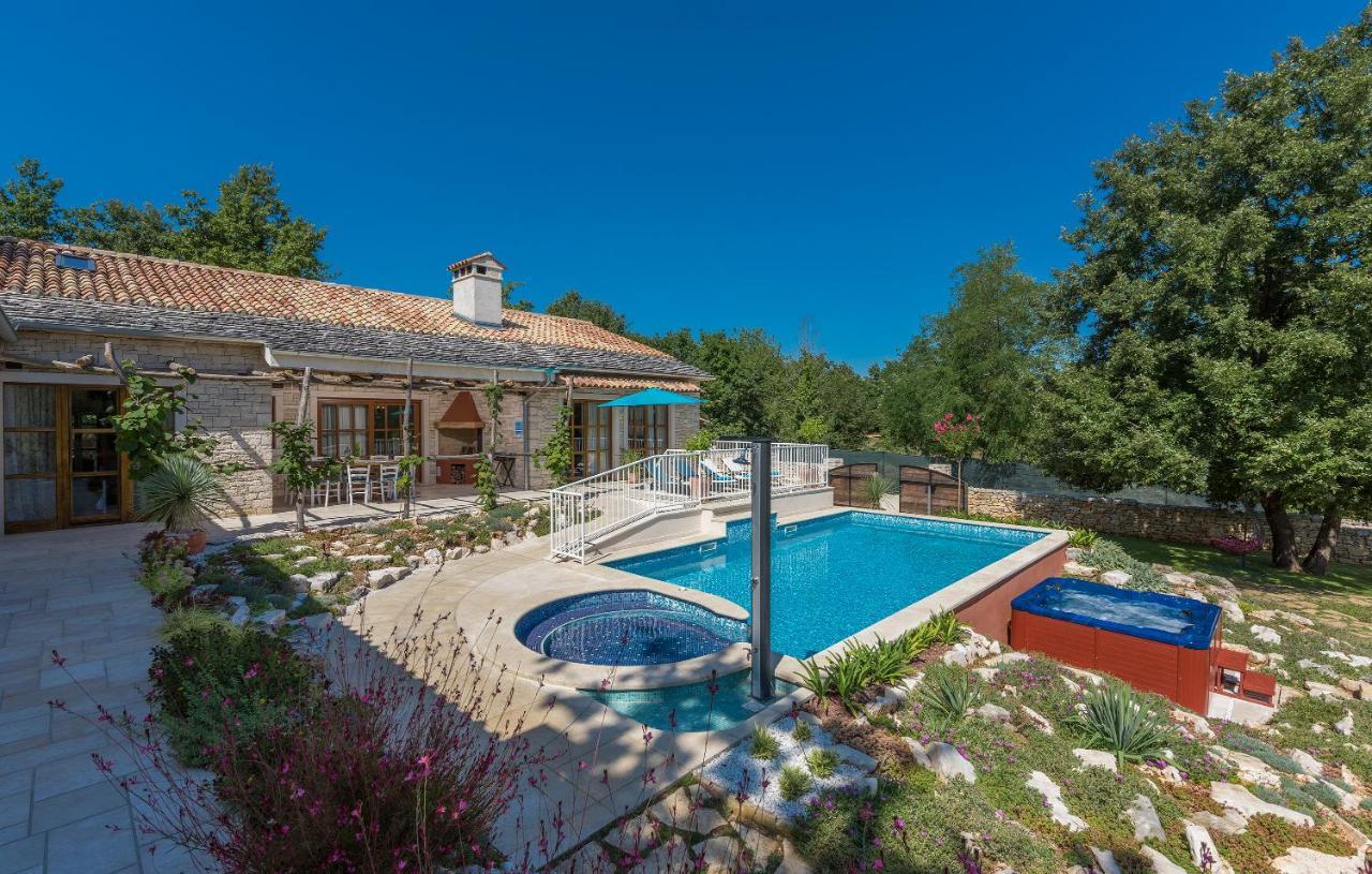 Family Villa Lipica With Private Pool And Jacuzzi Pazin Εξωτερικό φωτογραφία
