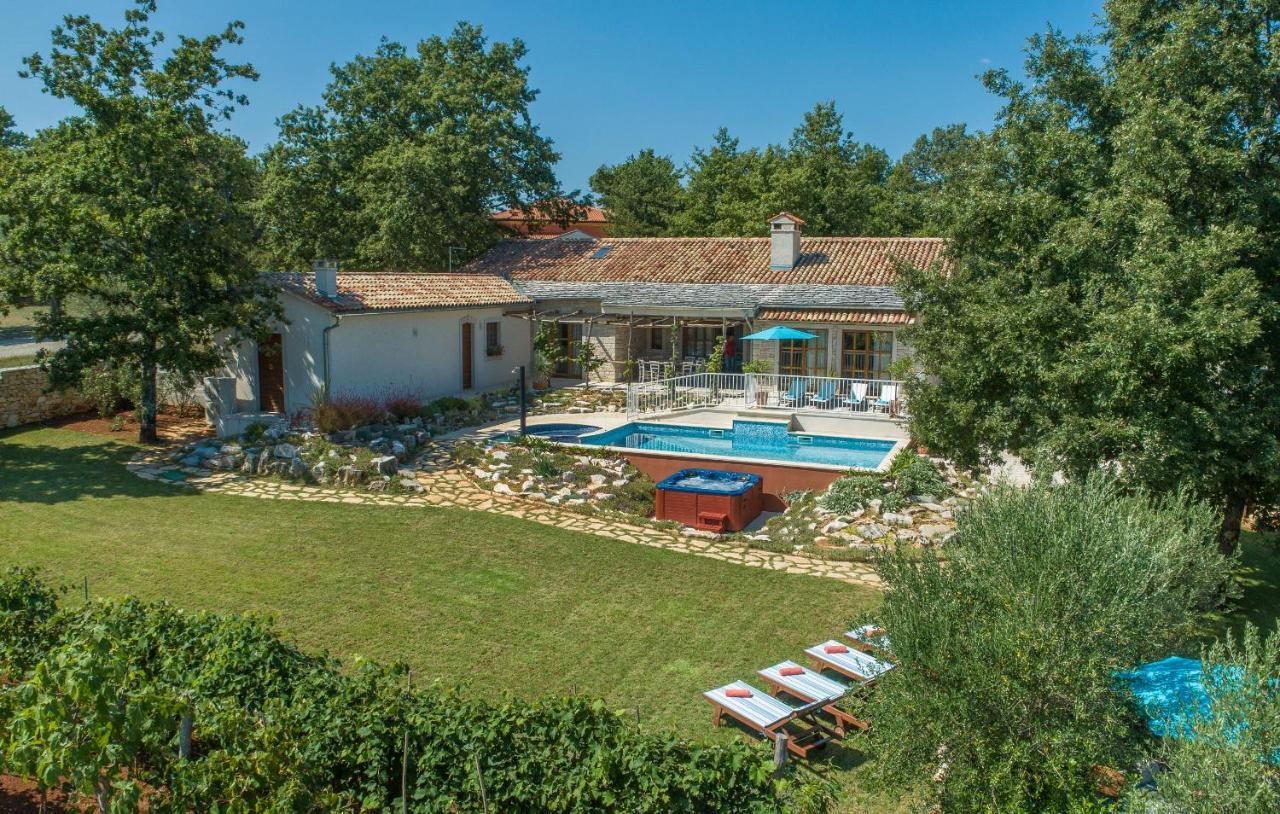 Family Villa Lipica With Private Pool And Jacuzzi Pazin Εξωτερικό φωτογραφία